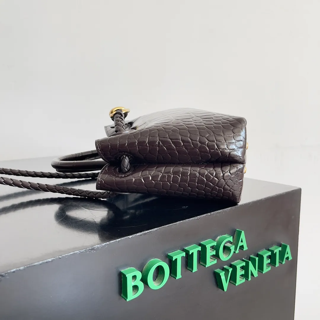 Batch 2880 BOTTEGA VENETA new women's crocodile leather ANDIAMO is shipped! ! ! As a classic model of the BV family, each innovation brings different surprises to fans. There are three ways to carry it with different makeup. Crocodile skin is called the gold in leather and is famous for its top luxury and rarity. During use, the luster of the crocodile skin will not fade or fade with time. No matter how long it is used, it will still remain new. And because each crocodile skin is different, the effect of each crocodile leather bag is different. Style number: 777614 Size: 22*9*15.5cm